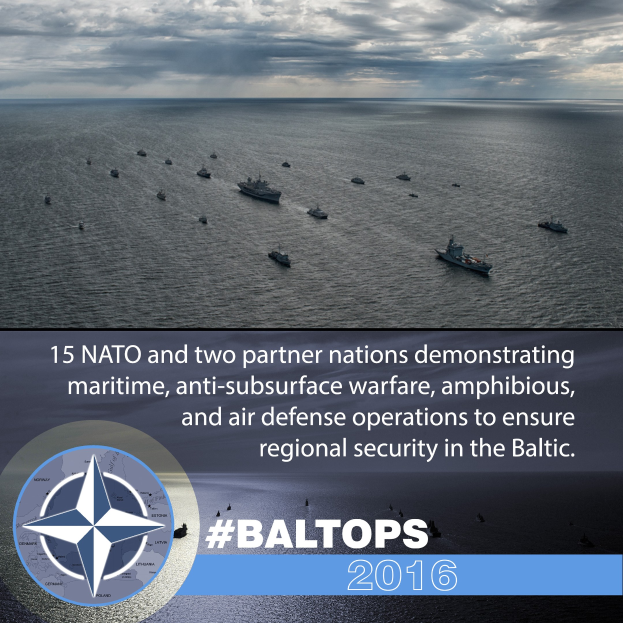 Gruppe von Schiffen auf dem Wasser mit bewölktem Himmel, mit Text und Logo, das "15 NATO und zwei Partnerländer maritime, anti-unterwasserkriegsführende, amphibische und Luftverteidigungsoperationen durchführen, um die regionale Sicherheit im Baltikum zu gewährleisten" am unteren Rand zeigt.