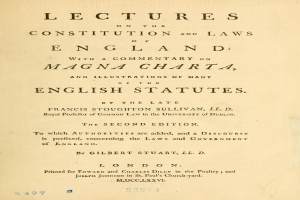 Ein altes Buch mit dem Titel "Vorträge über die Verfassung und Gesetze Englands mit einem Kommentar zur Magna Charta und Illustrationen vieler englischer Gesetze" liegt aufgeschlagen da und zeigt eine Seite mit schwarzem Text.