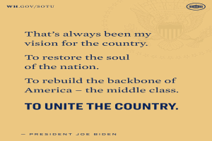 Ein Plakat mit einem Zitat von Präsident Joe Biden über die Wiederherstellung der Seele des Landes, den Wiederaufbau der Mittelschicht und die Einheit des Landes.