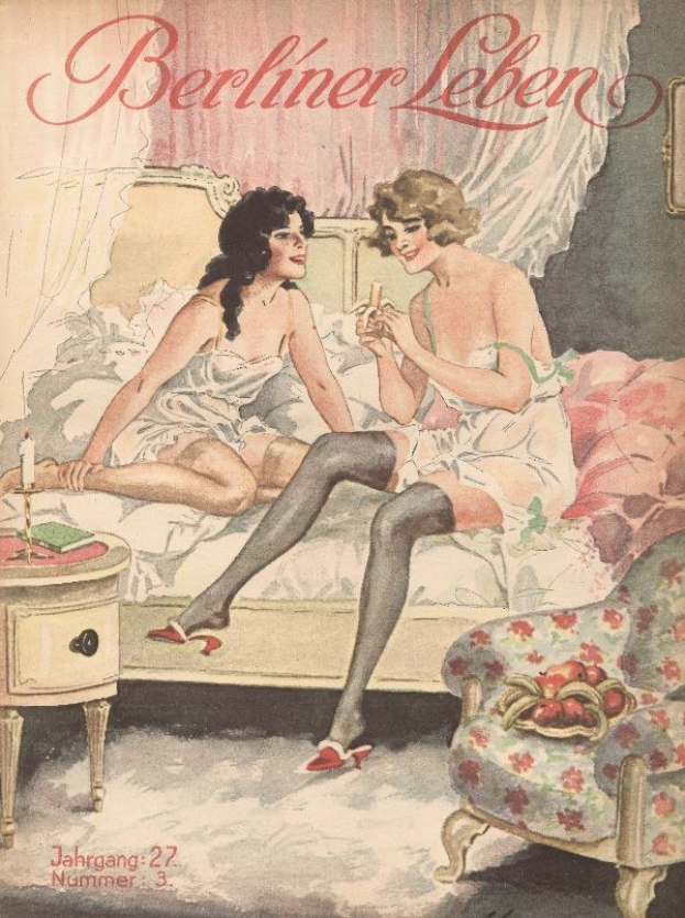 Plakat mit zwei Frauen auf einem Bett mit einem Tisch und Gegenständen links, einem Vorhanghintergrund, einem gerahmten Gegenstand an der Wand und der Beschriftung 'Berliner Leben Nr. 27, 1930' oben und unten.
