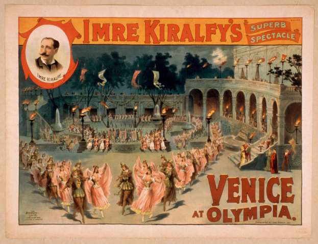 Plakat für Imre Kiralfys Super-Spektakel in Venedig in Olympia, das kostümierte Künstler vor einem gebogenen und säulengeschmückten Gebäude mit Laternenmasten und Bäumen im Hintergrund zeigt.