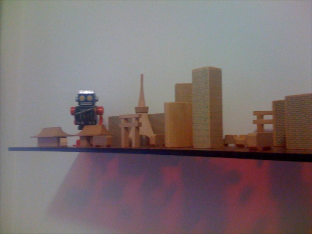 Spielfiguren auf einem Regal angeordnet.