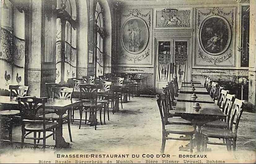 Schwarze und weiße Fotografie eines alten Brasserie-Restaurant-Interieurs im Coq d'or, Bordeaux, Frankreich, mit Tischen, Stühlen, Wandgemälden und einer zentralen Tür.