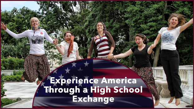Gruppe von Frauen, die draußen springen und lachen, umgeben von Grün unter einem klaren blauen Himmel, mit Text unten: "Erlebe Amerika durch einen High School Austausch."