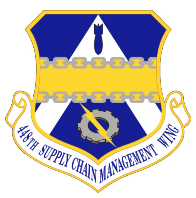 Logo des 48. Versorgungsmanagementgeschwader mit einem blauen Schild mit einem weißen Stern und einem weißen Banner mit der Aufschrift "Versorgungsmanagement" in blau, alles von einem weißen Rand mit schwarzem Text umgeben.