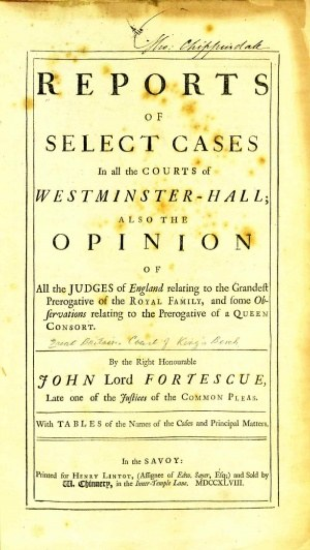 Titelblatt eines alten Buches mit dem Titel "Berichte über ausgew├Ąhlte F├Ąlle in den Gerichten von Westminster-Hall, auch die Meinung von John Lord Fortescue" ge├Âffnet auf einer Seite mit schwarzer Tinte.