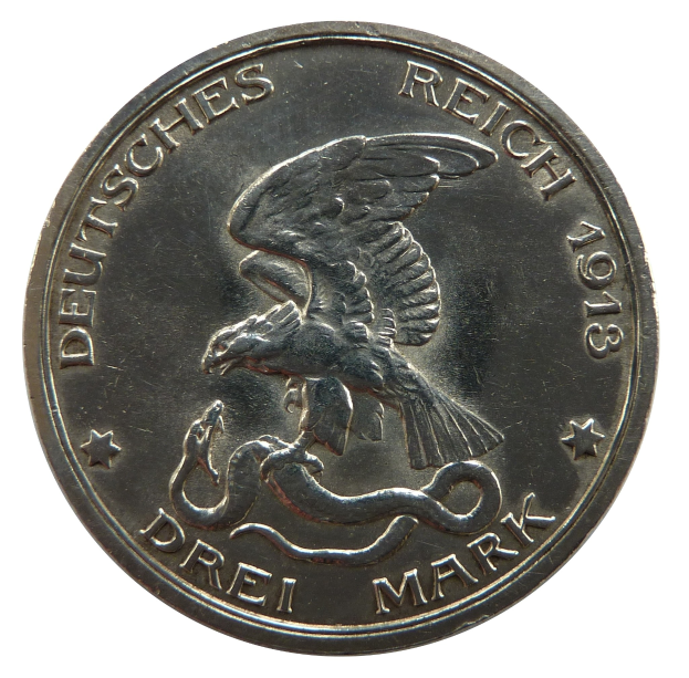 Eine Silbermünze mit der Aufschrift "Deutsches Reich", die einen Adler mit gespreizten Flügeln zeigt, der eine Schlange packt.
