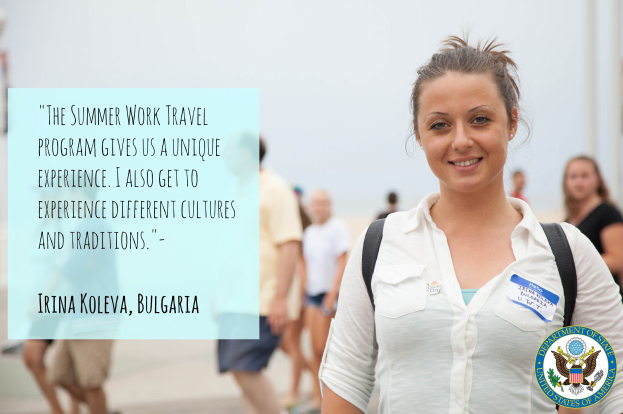 Eine Frau mit einer Tasche lächelt umgeben von einer Gruppe von Menschen, die gehen, mit Text auf der linken Seite, der einen Zitat über das Sommerarbeitprogramm enthält.