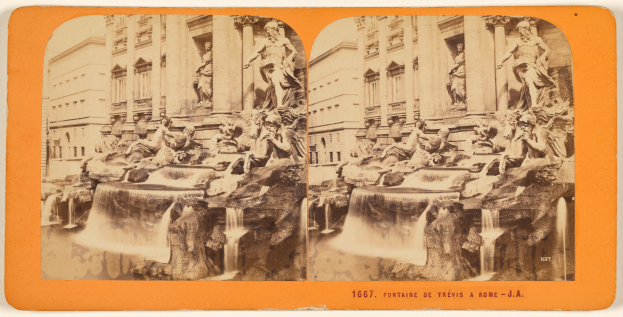 Collage aus zwei alten Fotos, die den Trevi-Brunnen in Rom, Italien, mit Skulpturen und einem Gebäude im Hintergrund zeigen, und Text am unteren Rand.
