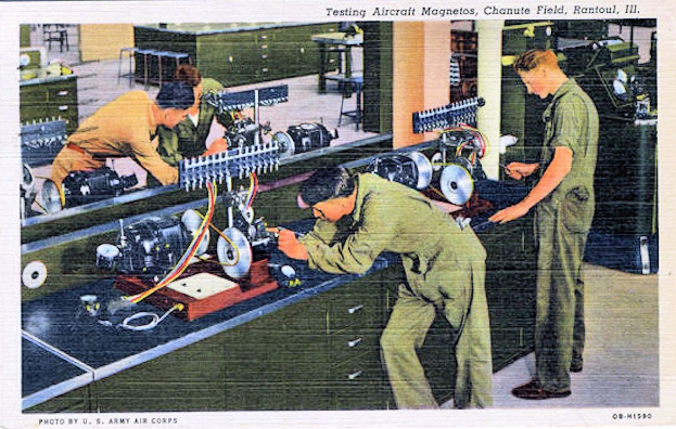 Gruppe von Männern, die an Maschinen in einer industriellen Fabrikumgebung arbeiten.