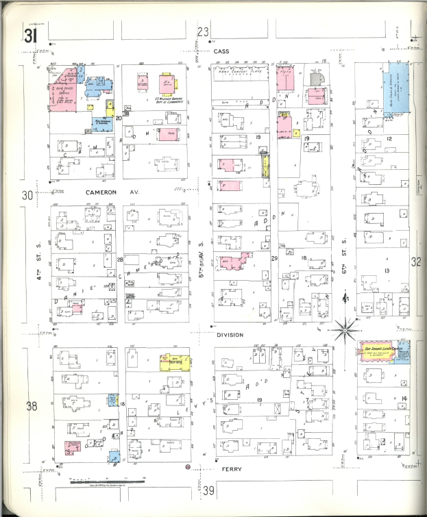 Altes Buch mit einer Stadtkarte aus den 1920er Jahren auf dem Cover, das Straßen, Gebäude, Parks und Sehenswürdigkeiten mit begleitendem Text zeigt.