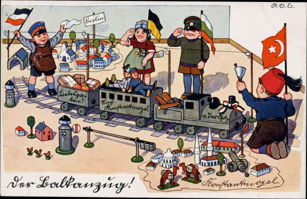 Kinder spielen mit einem Spielzeugrennzug auf einem Eisenbahngeleise in einer Miniaturdorf-Szenerie mit Häusern, Bäumen und anderen Gegenständen, mit Text unten.