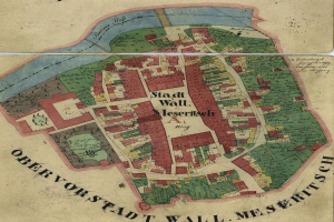 Detailiertes altes Stadtplan von München, Deutschland, der Straßen, Gebäude und Sehenswürdigkeiten mit Textanmerkungen zeigt.