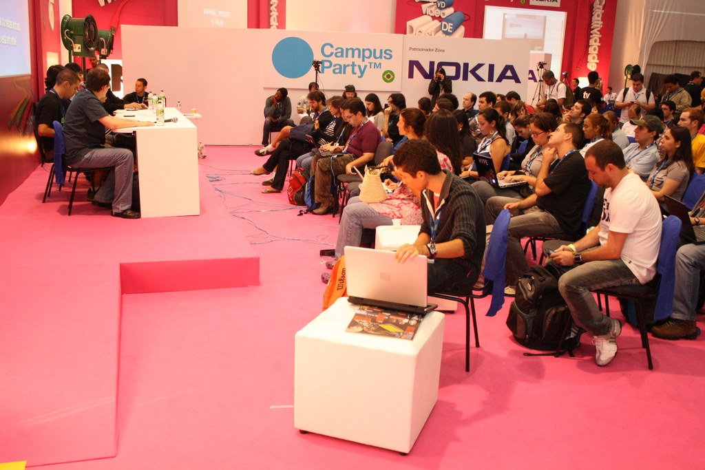 Kyle Cooke macht schockierende Verabredungseinsicht bei der 'Virtual Reali-Tea'-Podcast-Aufnahme im Cannes Lions