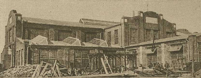 Schwarz-weiß-Fotografie von Sydney Central Railway Station während des Baus, mit Holzmaterialien, einem Wagen und einem Himmel als Hintergrund.