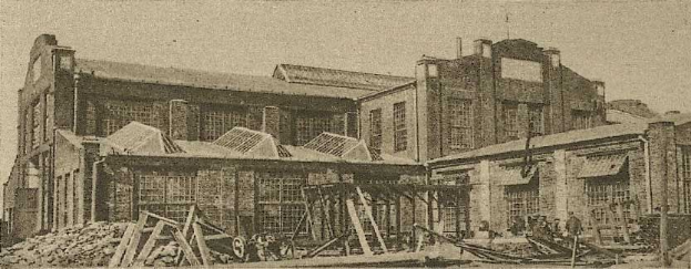 Schwarz-weiß-Fotografie von Sydney Central Railway Station während des Baus, mit Holzmaterialien, einem Wagen und einem Himmel als Hintergrund.
