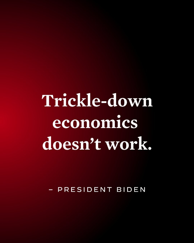 Plakat mit fetter schwarzer Schrift "Trickle-Down Economics Doesn't Work" auf weißem Hintergrund, eingerahmt von einem dünnen schwarzen Rand, mit einem Zitat von Präsident Biden.