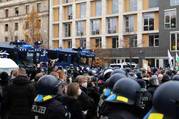 Von der Polizei festgehalten - Flaggenmann bricht sein Schweigen