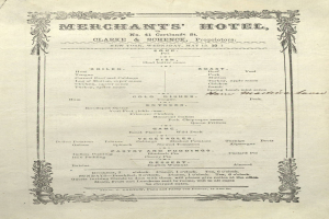 Ein altes Buch, das ein Menü eines Kaufmannshotels zeigt, mit sorgfältig organisierten Vorspeisen, Hauptgerichten, Desserts und Getränken in schwarzer Tinte auf einem weißen Hintergrund.