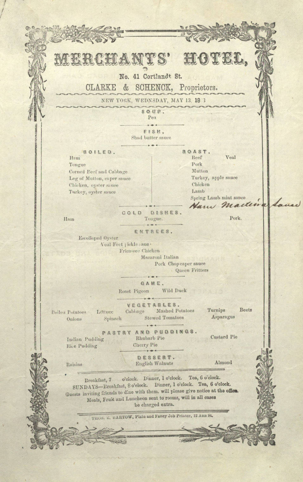 Ein altes Buch, das ein Menü eines Kaufmannshotels zeigt, mit sorgfältig organisierten Vorspeisen, Hauptgerichten, Desserts und Getränken in schwarzer Tinte auf einem weißen Hintergrund.