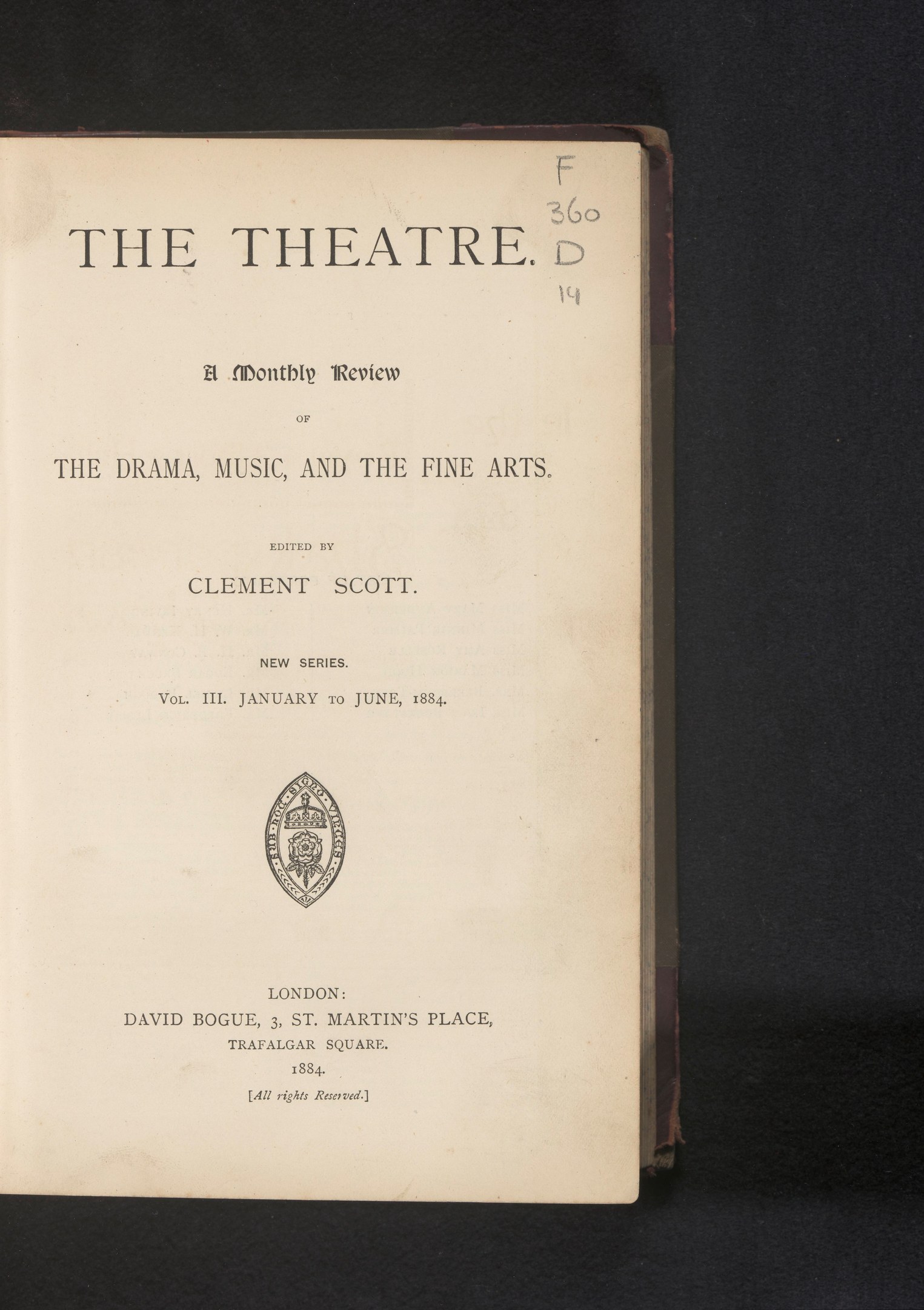 Offenes Buch mit dem Titel "The Theatre: A Monthly Review of the Drama, Music, and the Fine Arts" mit einer Textseite und einem Logo.
