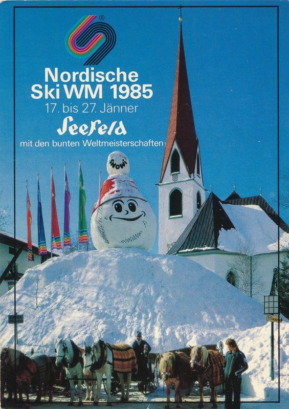 Plakat für die Nordischen Skiweltmeisterschaften 1985 in Seefeld, Schweiz, das eine verschneite Landschaft mit Skifahrern, Pferden, Stangen, Flaggen, Gebäuden, Bäumen und Himmel zeigt.