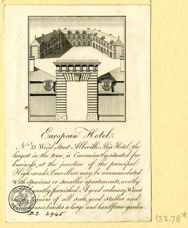 Ein detailliertes Bild eines europäischen Hotels auf Papier, das Fenster, Wände und Dach zeigt, mit einem Stempel und zusätzlichem Text.