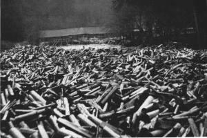 Ein Schwarz-Weiß-Foto zeigt einen großen Haufen Kugeln im Vordergrund, im Hintergrund ein Schuppen und Bäume, und den Text "Zweiter Weltkrieg" unten.