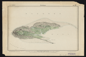 Eine alte Karte der Insel Nordsee auf schwarzem Hintergrund, die die Küste, Inseln und andere geografische Merkmale mit begleitendem Text zeigt.