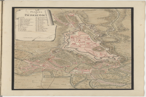 Ein detailliertes altes Buch mit einer Vintage-Karte von Bergamo, Italien, mit sichtbaren Straßen, Gebäuden und Sehenswürdigkeiten sowie Texten, die die Bevölkerung, Geschichte und Kultur der Stadt beschreiben.