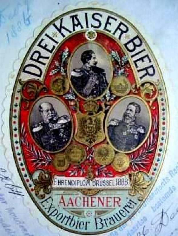 Altes deutsches Bieretikett namens "Drei Kaiser Bier" mit drei Männern in traditioneller Kleidung, einer hält eine Bierflasche, mit Unterschriften unten auf hellblauem Hintergrund.