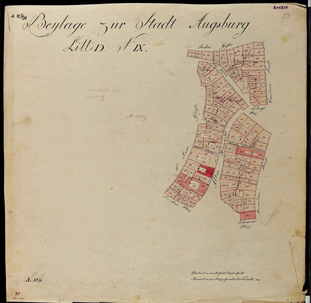 Ein altes Buch mit einer detaillierten Karte von Augsburg, Deutschland, das Straßen, Gebäude und Sehenswürdigkeiten zeigt und von Text begleitet wird, der weitere Informationen liefert.