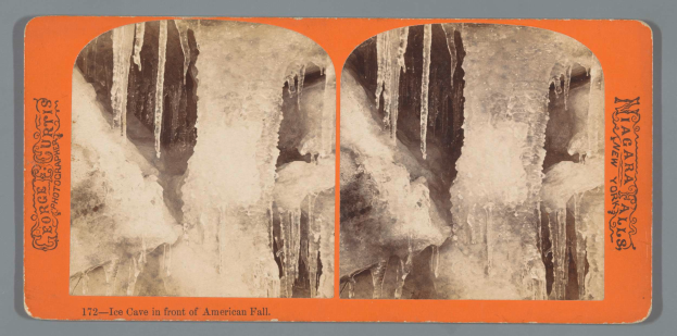 Ein altes Foto einer Eishöhle mit Eiszapfen an den Wänden, umgeben von Schnee und Eis, mit gedämpften Farben, die eine friedliche Atmosphäre schaffen.