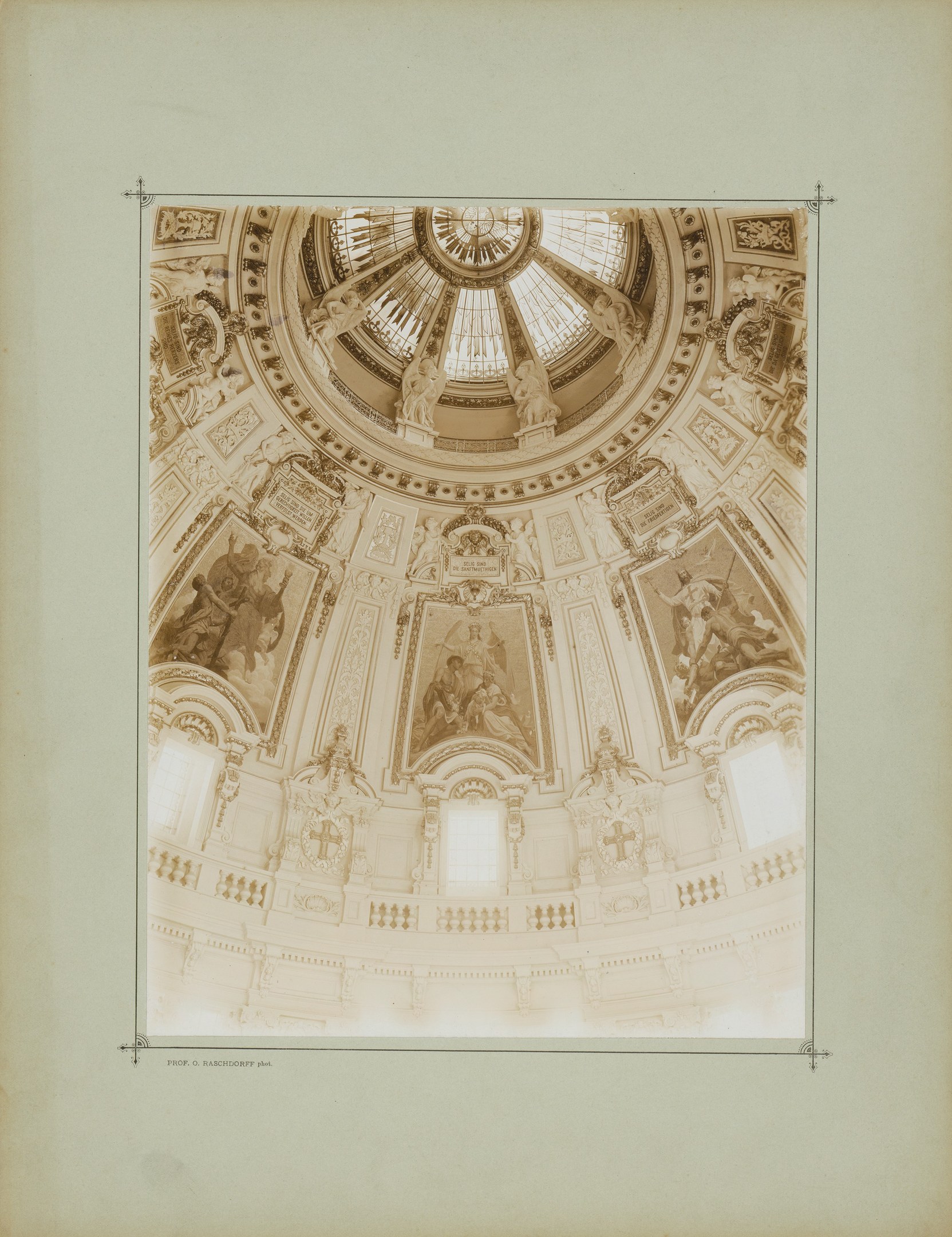 Rahmendes Vintage-Foto eines Gebäudes mit prächtigem Kuppeldach, das detaillierte Skulpturen und kunstvolles Design zeigt.