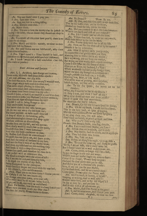 Ein aufgeschlagenes Buch mit schwarzem Hintergrund und einer Textseite mit der Überschrift "Die Komödie der Irrungen" in fetter, weißer Schrift, wobei jedes Wort in einer anderen Schriftart und Farbe steht.