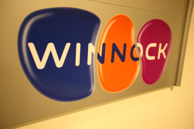 Buntes "Winnock"-Schild an einer Wand, das einen Börsenplatz anzeigt.