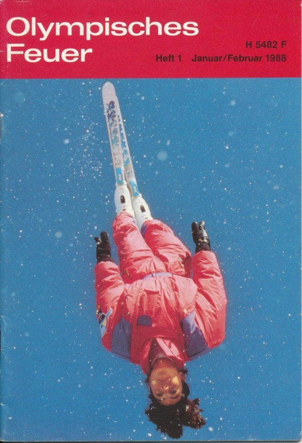 Titelbild einer 1988er Olympischen Spiele-Zeitschrift, die einen Skifahrer in der Luft in einem roten und weißen Ski-Anzug zeigt, mit dem Text "Olympische Spiele Feuer - Heft 1 - Januar/Februar 1988" auf dem Cover.