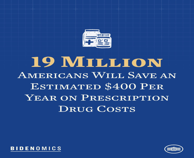 Blauer Hintergrund mit weißer Schrift und Logo mit der Aufschrift "19 Millionen Amerikaner werden geschätzt jährlich 400 USD an Arzneikosten sparen".