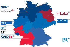Eine Deutschlandkarte mit in Rot und Blau hervorgehobenen Bundesländern, die die Ergebnisse der Wahl 2016 zeigt, einschließlich der Namen der Kandidaten und des Wahldatums.