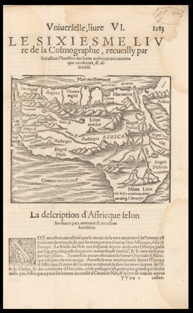 Ein altes Buch mit einem schwarzen Hintergrund und eine detaillierte Karte von Afrika, die geografische Merkmale wie Berge, Flüsse und Städte zeigt, mit begleitendem Text.