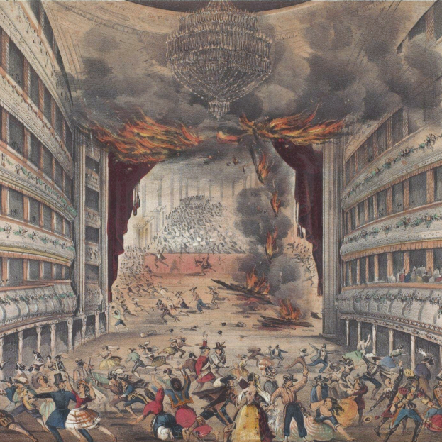 Ein Gemälde mit dem Titel "Das Theater der Oper" von William Hogarth, das ein volles Auditorium mit einem Kronleuchter und einem Feuer im Hintergrund zeigt.