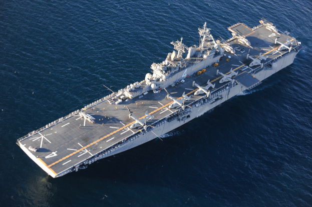 Das Flugzeugträger USS George H. W. Bush CVN-68 fährt im Arabischen Meer, mit seinem großen Deck sichtbar und von der offenen See umgeben.