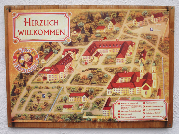 Detailierte Karte von Herzlich Willkommen, Deutschland, an einer Gebäudewand angebracht, zeigt Straßen, Gebäude, Sehenswürdigkeiten und zusätzliche Stadtinformationen.