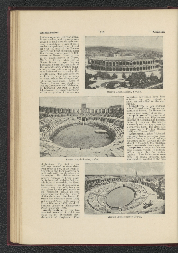 Offenes Buch mit Stadionfoto und Text- und Bildinformationen zum Stadion.