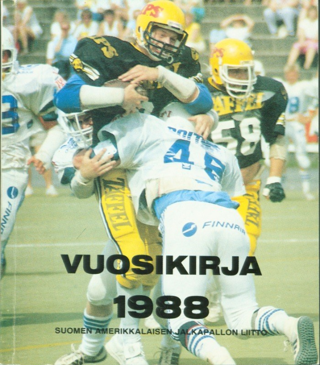 Gruppe von Menschen in Sportkleidung und Helmen, die Fußball spielen; Zuschauer auf der Treppe im Hintergrund; Text unten lautet "Vuosikirja 1988 - Suomen Amerikkaisen Jalkapallon Liitto".