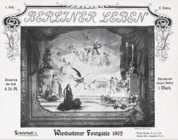 Schwarzes und weißes Foto einer Bühne von den Wiesbadener Festspielen 1902 mit Darstellern in traditioneller deutscher Tracht, bunten Bühnendekorationen und einem jubelnden Publikum im Hintergrund.