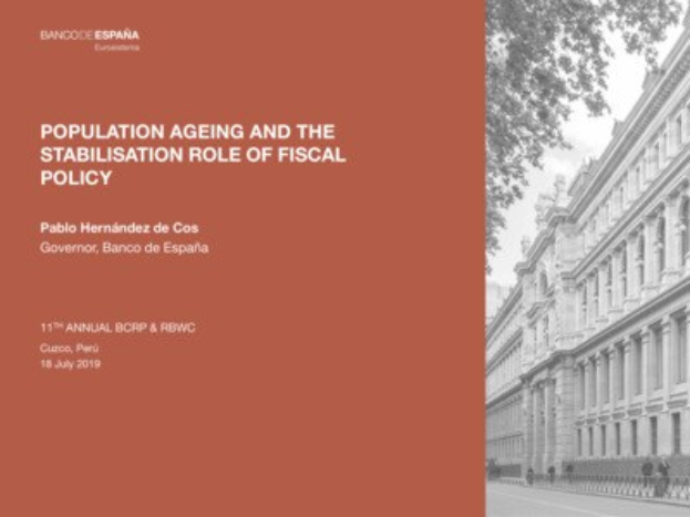 Schwarz-weiß-Bild eines Gebäudes auf der rechten Seite mit Menschen, die auf der Straße davor gehen, und Text auf der linken Seite, der 'Alterung der Bevölkerung und die Stabilisierungsrolle der Fiskalpolitik' liest.