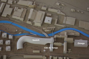 Stadtmodell mit einem Fluss, das Gebäude, Straßen und Text enthält.