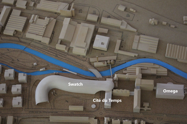 Stadtmodell mit einem Fluss, das Gebäude, Straßen und Text enthält.