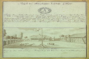 Schwarz-weißer Abzug des ersten Entwurfs der deutschen Verfassung, der eine Straßenansicht mit einem Fahnenmast, Gebäuden, Bäumen und Himmel zeigt.